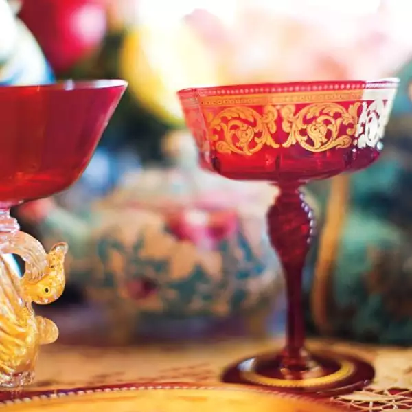 POR TODAS PARTES.  Muchas de las figuras de cristal que ha recopilado son  de murano.