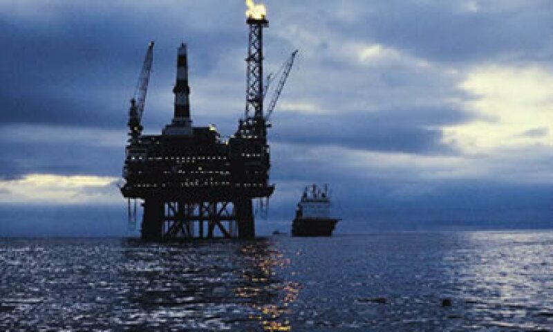 El petróleo de EU perdía 2.02 dólares a 101.29 dólares por barril este lunes. (Foto: Thinkstock)