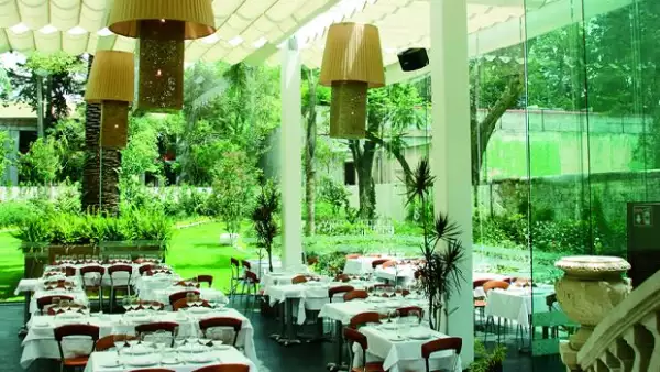 Platillos perfectos para compartir y una terraza espectacular hacen de este lugar un favorito del sur.