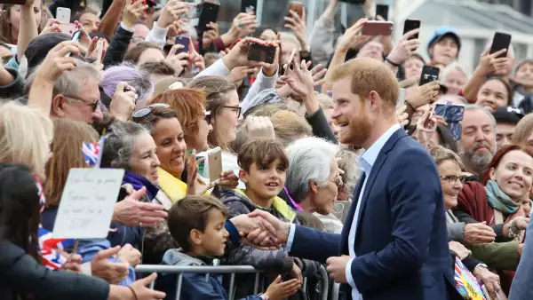 El príncipe Harry da emotivas palabras a un niño durante su gira.