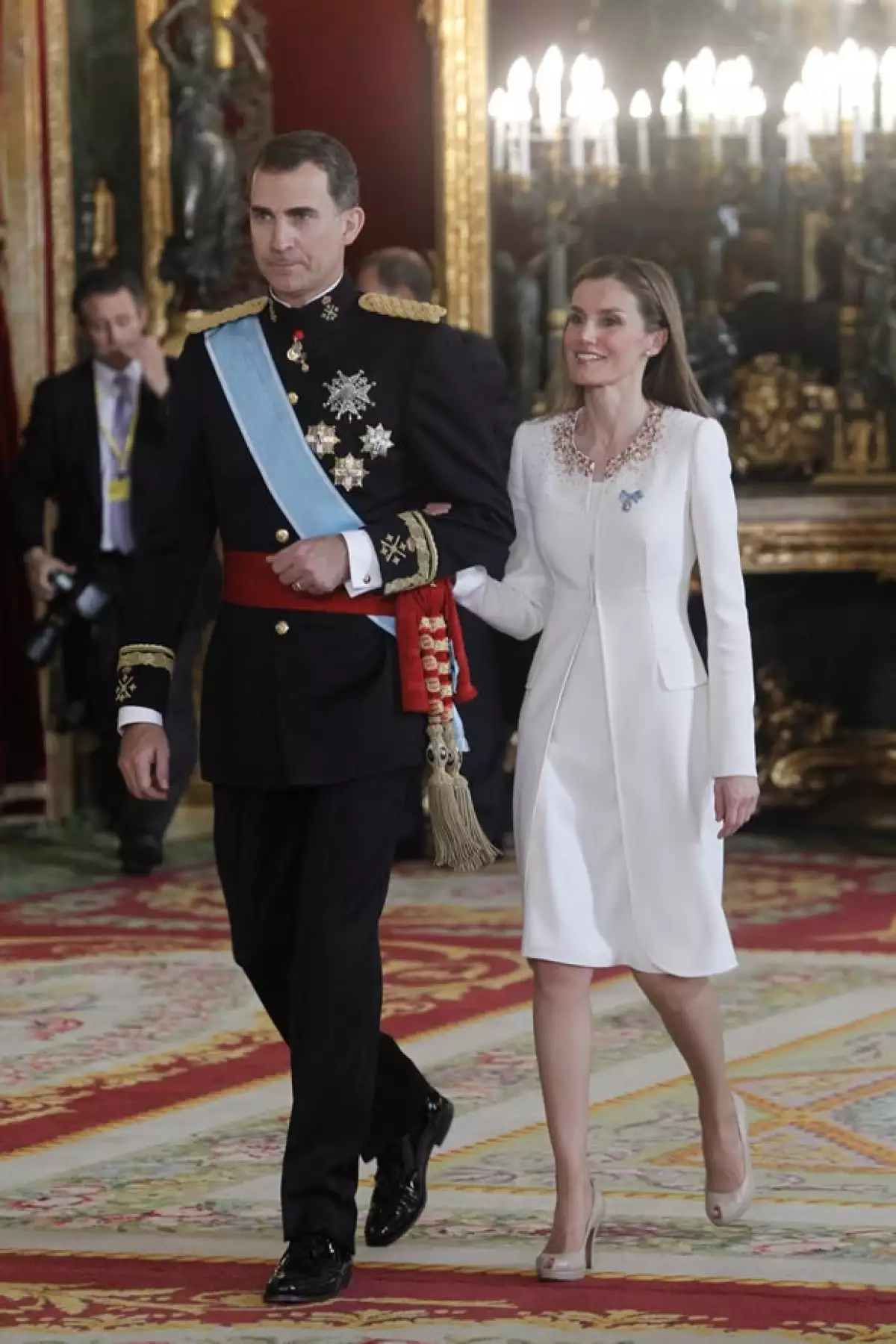 Ser la esposa del nuevo rey de España parece un cuento de hadas, pero la vida de Letizia Ortiz Rocasolano no lo es. ¿A qué tuvo que renunciar para llegar al trono?