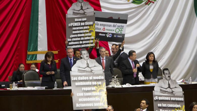 Los diputados de la izquierda tomaron por unos instantes la tribuna del recinto de San Lázaro durante la votación en lo general del dictamen de la Ley de Hidrocarburos.