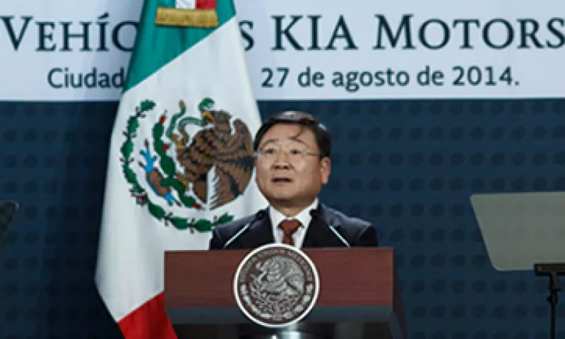 Hyung-Kun Lee, vicepresidente de Kia Motors, anunció la inversión en Nuevo León en un acto encabezado en 2014 por el presidente mexicano, Enrique Peña Nieto. (Foto: Cuartoscuro/Archivo )