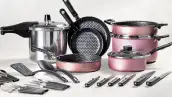 Un conjunto de utensilios de cocina de la marca Vasconia en color acero y rosa, con perillas negras.