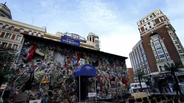Madrid ya puede presumir de tener un hotel con playa en el centro de la ciudad, gracias al proyecto de Corona Save The Beach, un nuevo espacio vacacional hecho completamente con basura.