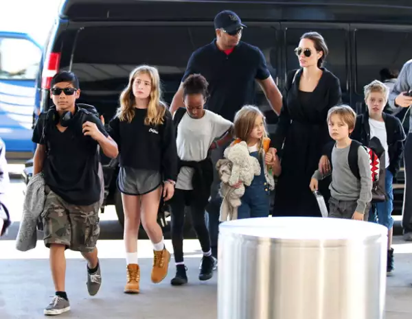 La familia Jolie-Pitt vista entrando al aeropuerto de Los Ángeles horas después del estreno de "By the Sea"