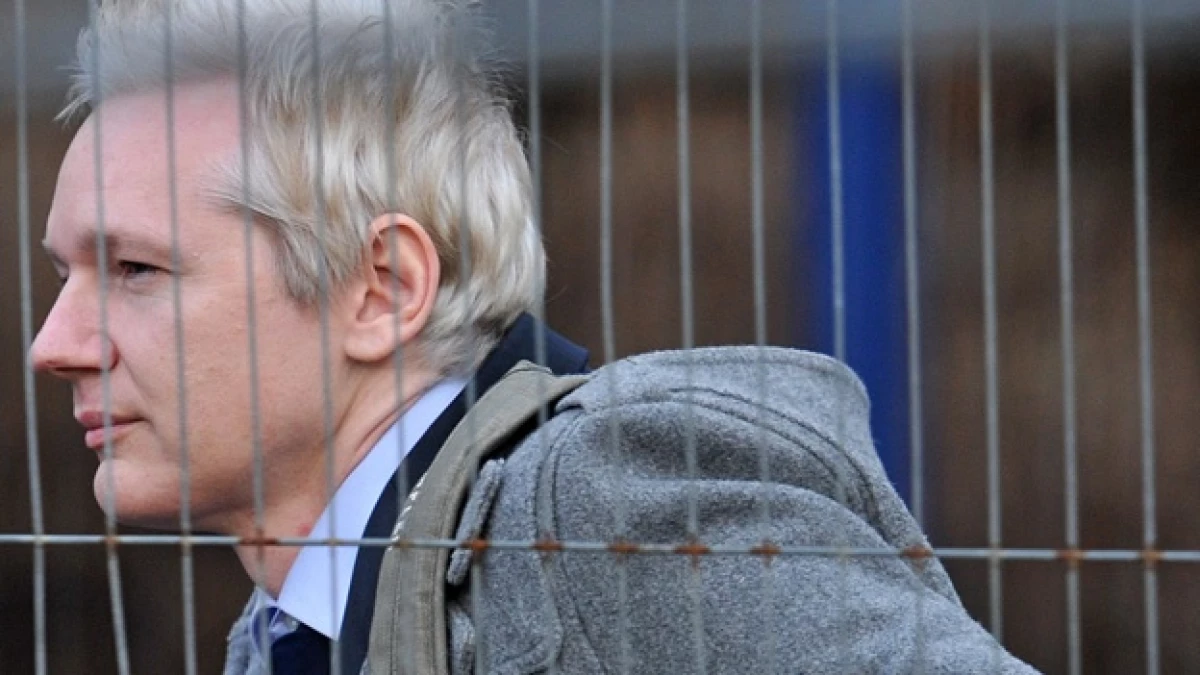 Julian Assange sale del tribunal de Londres