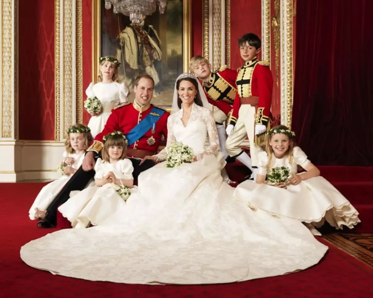 Las imágenes de Guillermo y Catherine posando en el Palacio de Buckingham fueron mostradas hoy. También los acompañaron sus familiares.