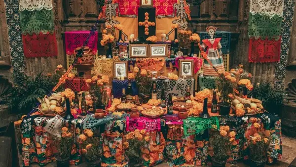 Ofrenda de Día de Muertos con las fotos de las personas fallecidas. 