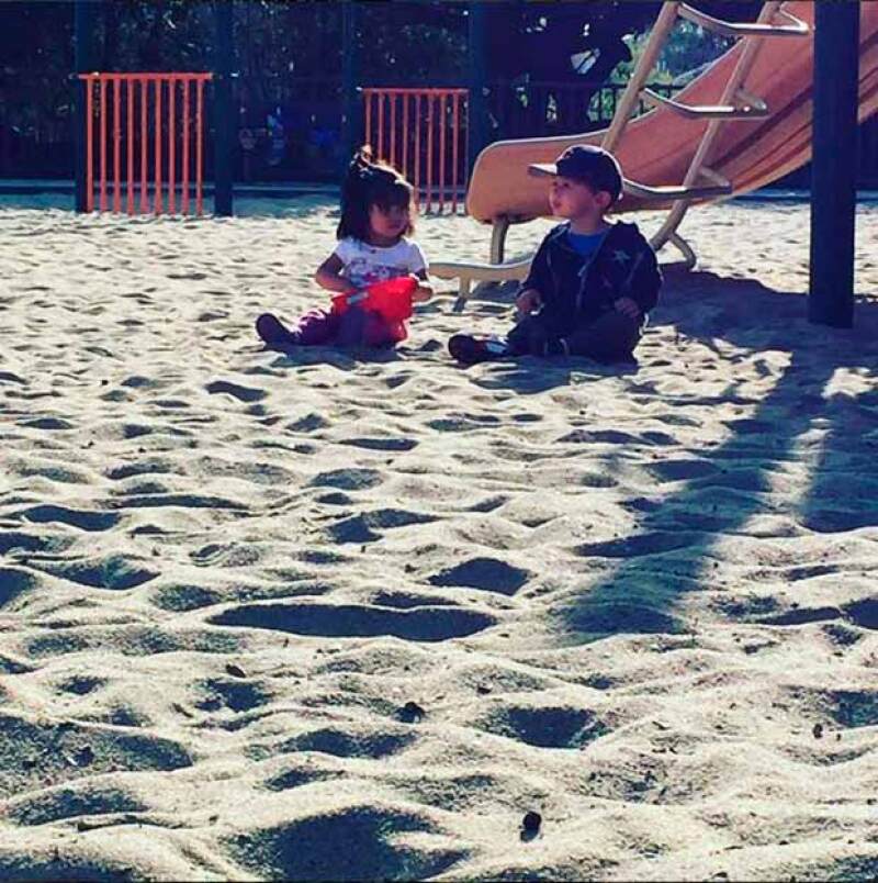 Aitana Derbez disfruta de hacer amigos en el parque.