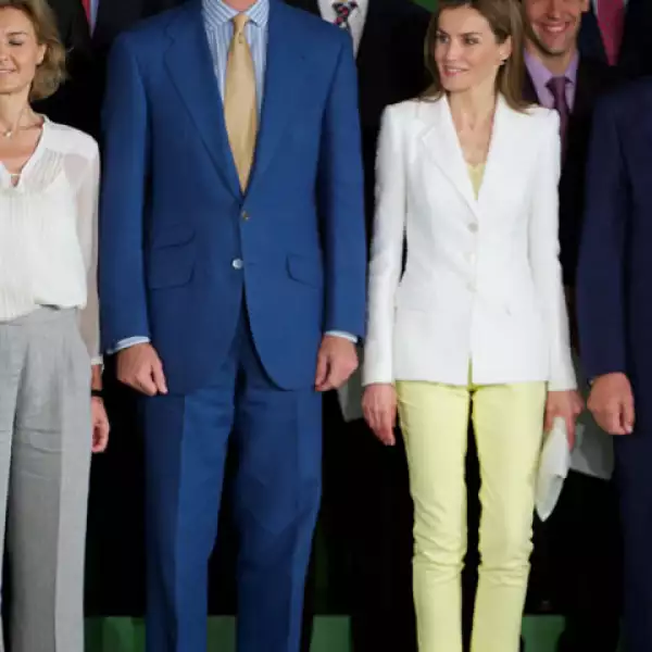 Si no es un total look, le da el toque Letizia con detalles de este color.