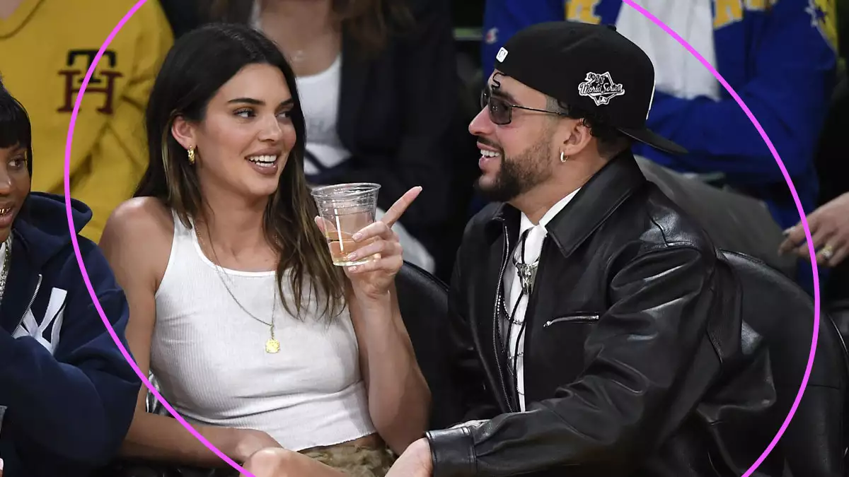 Bad Bunny usa un collar dorado con una "K" en honor a Kendall Jenner.