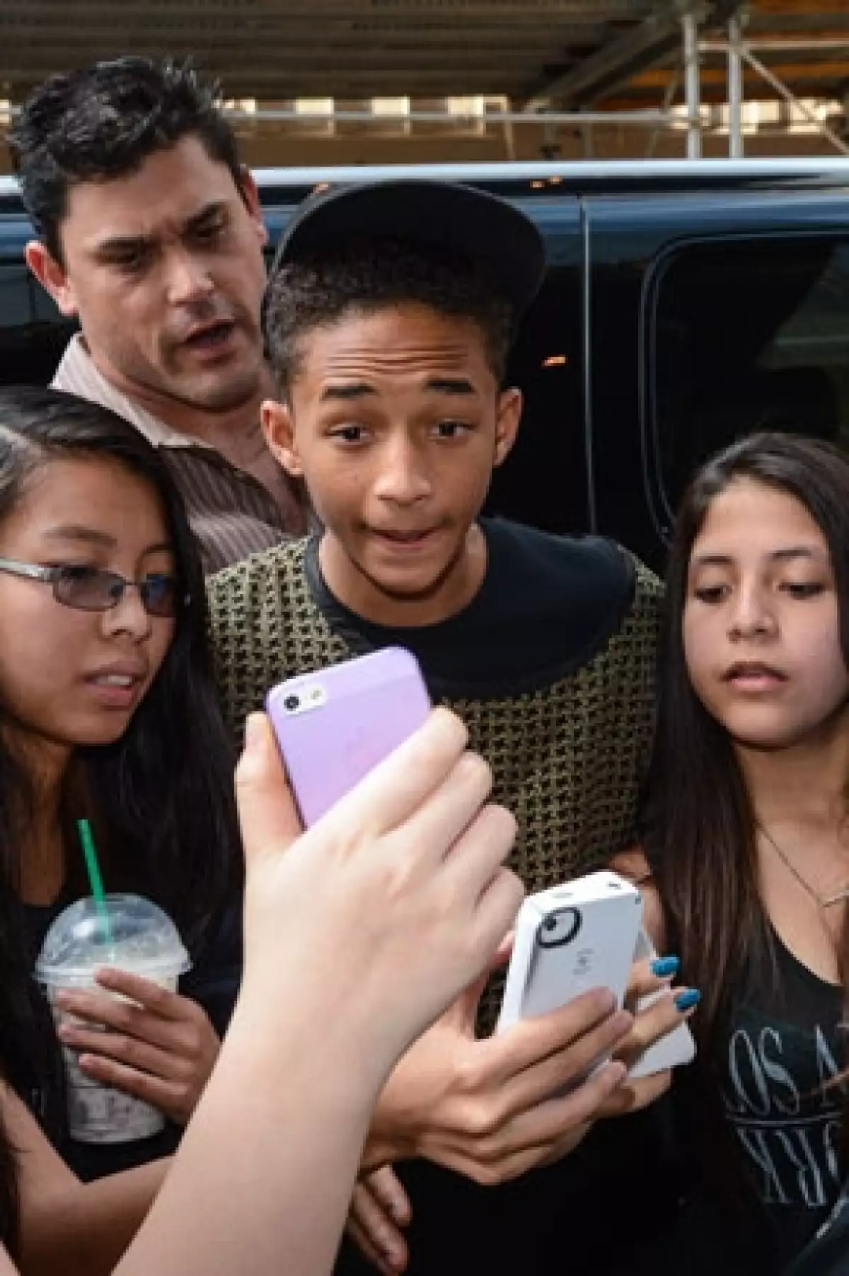 Ese mismo día, Jaden se fotografío con algunas fans.