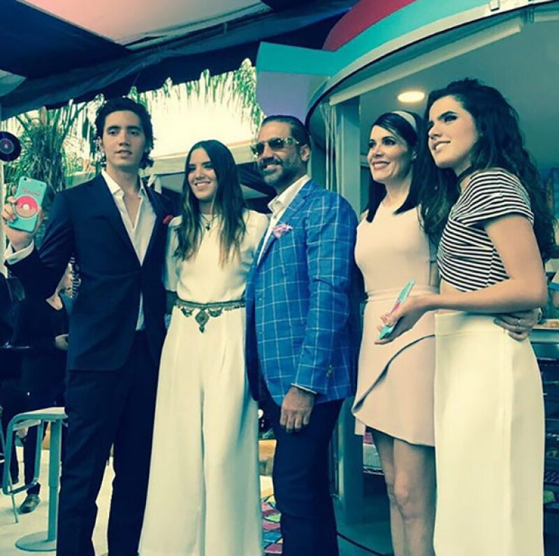 El cantante, sus hijas y su ex esposa se reunieron en Guadalajara para asistir a la inauguración de "La Donitería", con la que Alex Jr. se estrena como empresario.