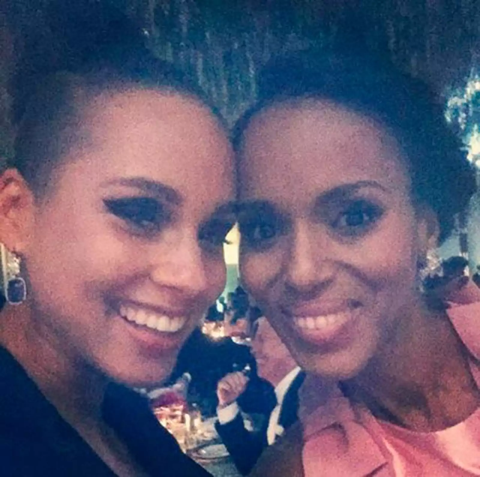 Kerry Washington y Alicia Keys, sonrientes de encontrarse esa noche.