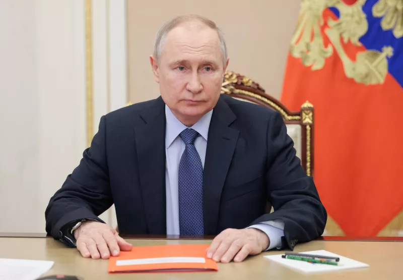 El presidente ruso, Vladimir Putin, preside una reunión con miembros del Consejo de Seguridad a través de un enlace de video en Moscú, Rusia, el 17 de marzo de 2023.
