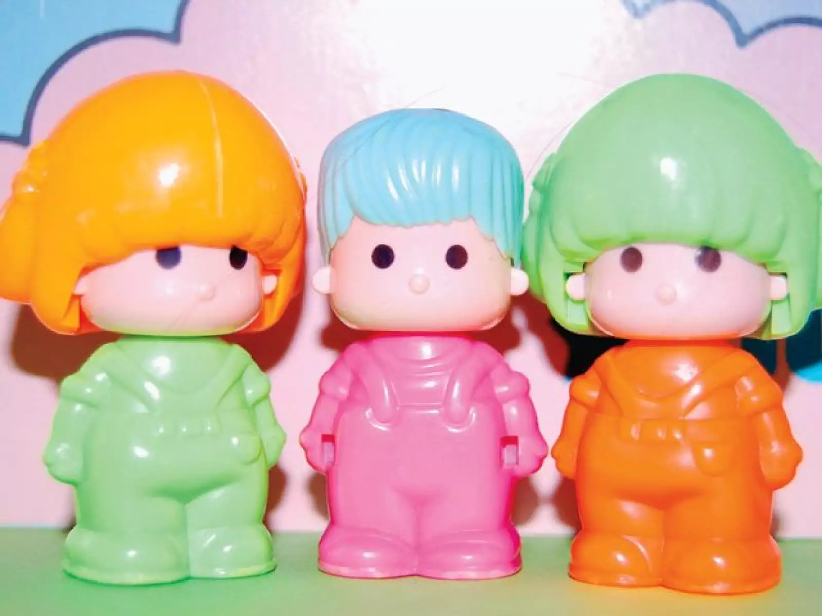 Los muñecos Pin y Pon fueron creados en los ochenta y alcanzaron mucha popularidad en las niñas. Se caracterizaban por sólo mover la cabeza, aunque contaban con muchos accesorios y escenarios.