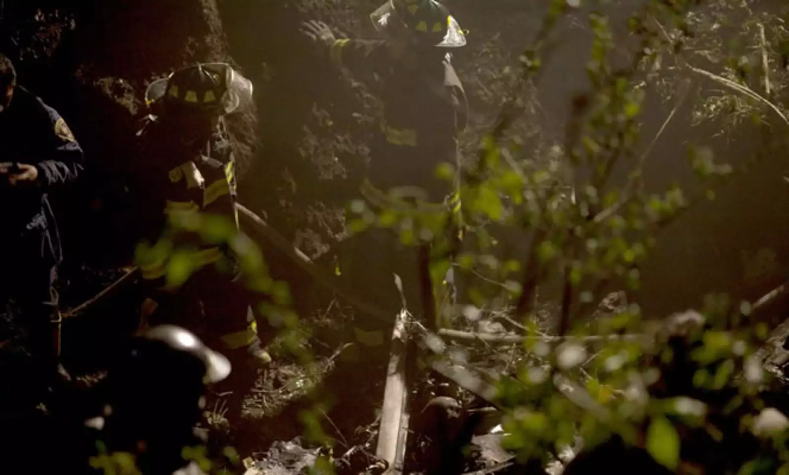 Bomberos y elementos de Protección Civil revisan los restos de la aeronave.