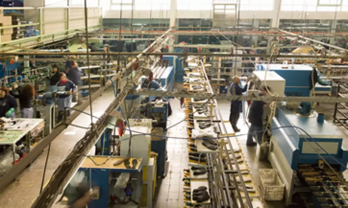 El índice de remuneraciones medias reales en la manufactura cayó 0.5% de julio a septiembre. (Foto: Getty Images)