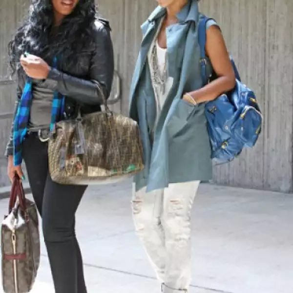A la playita. Todo parece indicar que Rihanna retoma su vida, pues fue vista con una amiga llegando a Hawaii, seguro para pasar un tranquilo pero divertido fin de semana.