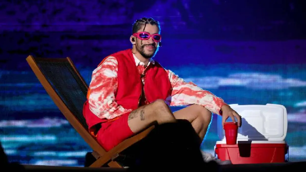 Bad Bunny regañó a sus fans por escuchar la canción viral de TikTok generada por IA que usa su voz.