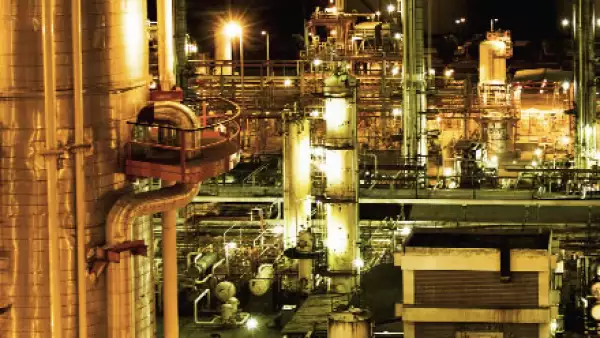 Una toma nocturna de la refinería de Pemex “Héctor R. Lara Sosa” en Nuevo León; la empresa busca socios para operar dichas instalaciones.