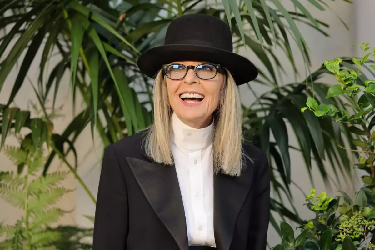 Foto de Diane Keaton con sombrero, camisa blanca y cabello lacio en la pasarela de Ralph Lauren SS23