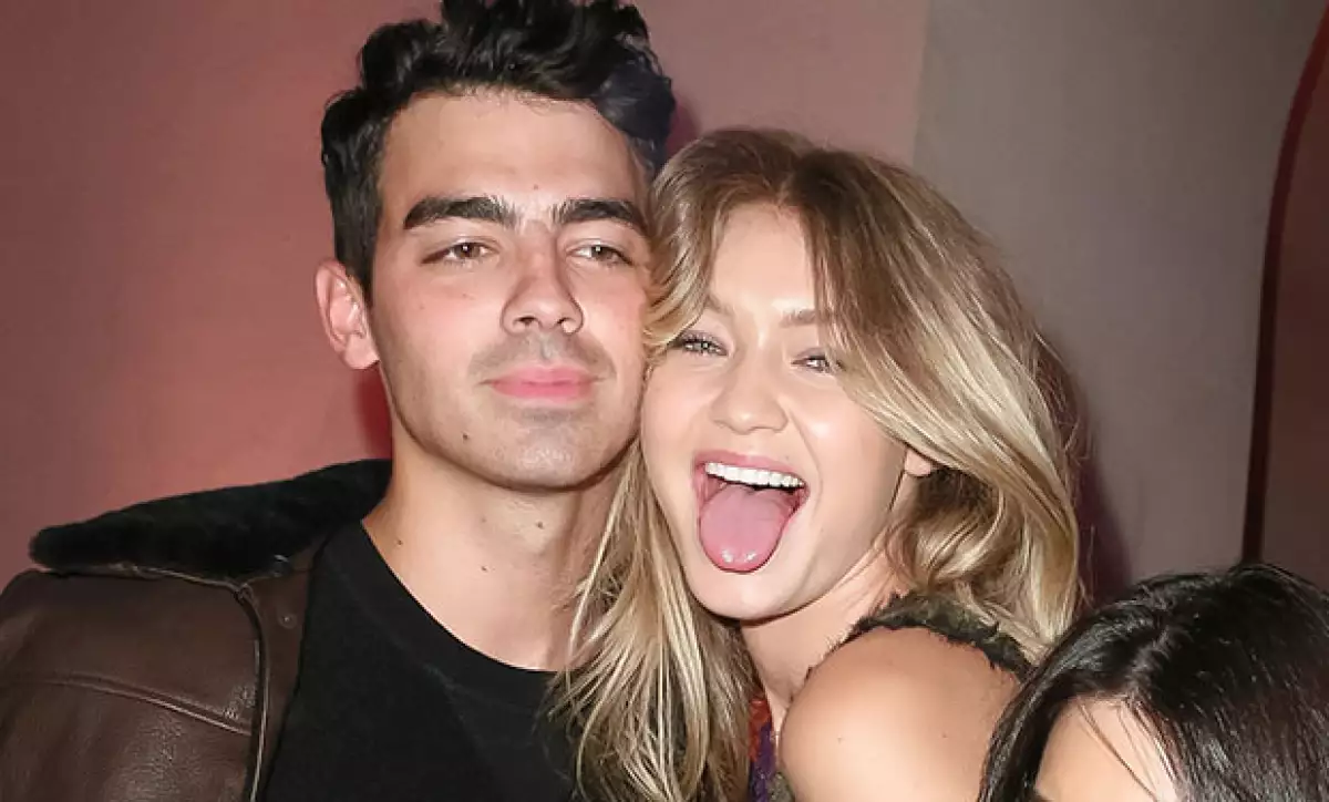 Aunque su ex novia y uno de sus amigos no han comentado nada sobre su posible relación, el Jonas Brother ha decidido borrar rastro de ellos en sus redes sociales.