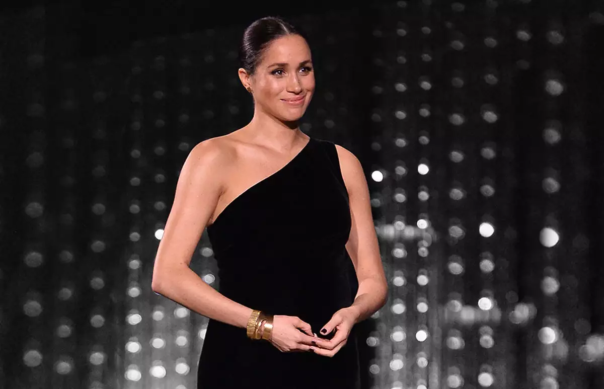Meghan-MArkle-rompe-el-protocolo-Solor-negro-uñas
