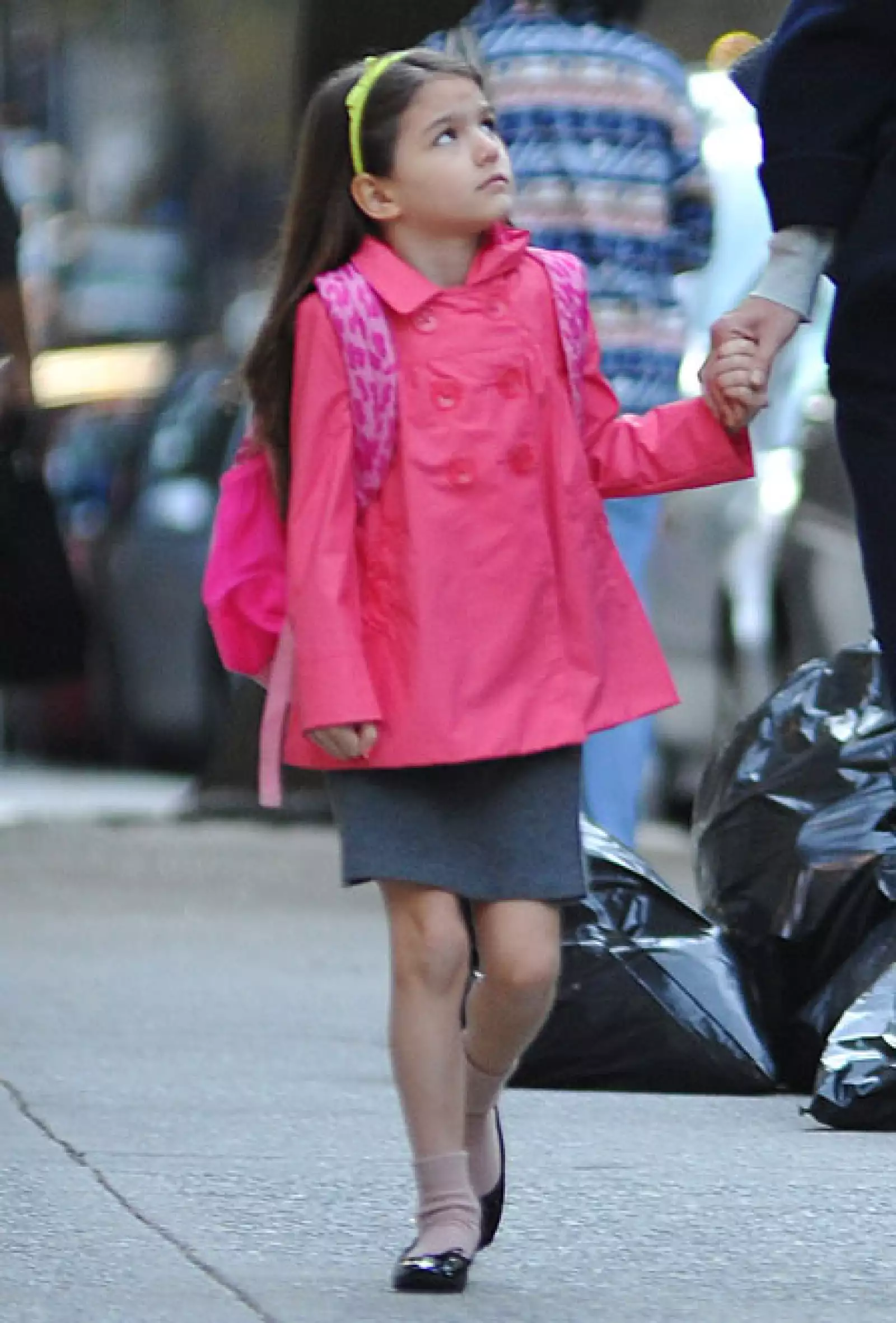 Para la escuela Suri lleva una gabardina y mochila de Gap.