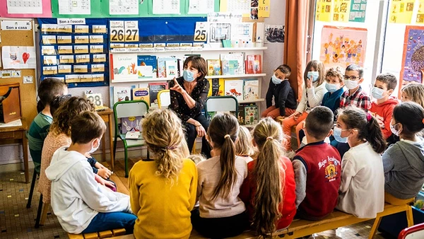 Luego de tres semanas de cierre por la pandemia, los centros de preescolar y primaria reabrieron este lunes en Francia, pero deberán mantener un estricto protocolo sanitario que conlleva la suspensión de una clase si se detecta un caso de COVID-19.