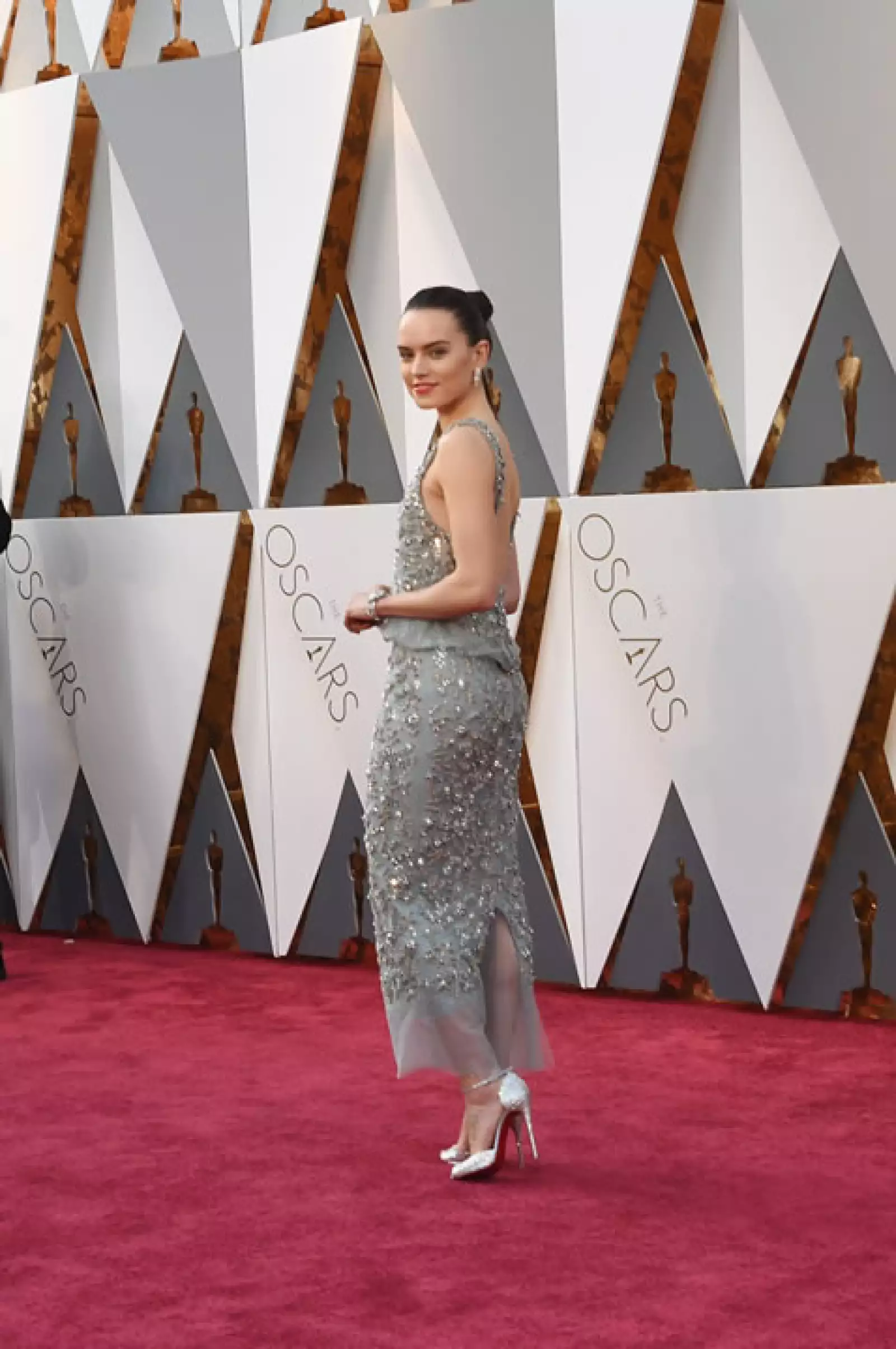 Daisy Ridley en vestido Chanel y joyería de la firma.