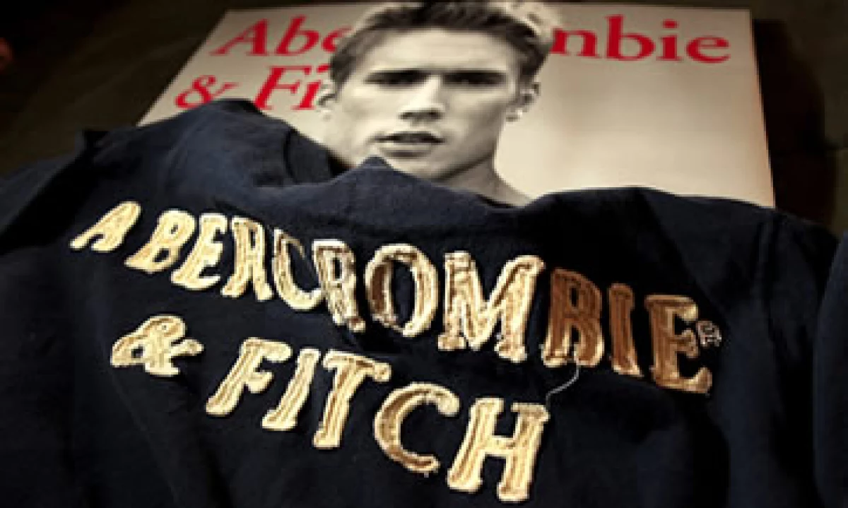 Según reportes, Abercrombie destruye sus existencias dañadas en vez de donarlas (Foto: AP)