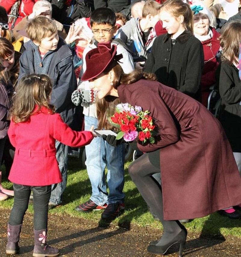 Kate Middleton recibió flores de varios niños.