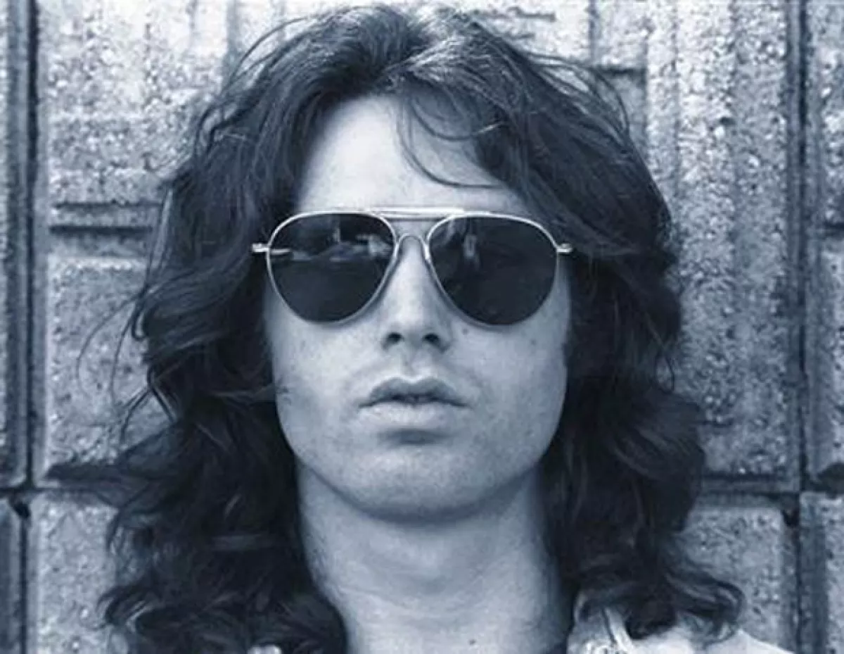Jim Morrison, vocalista del grupo 'The Doors', murió a los 27 años y fue hallado en la bañera de su cuarto.
