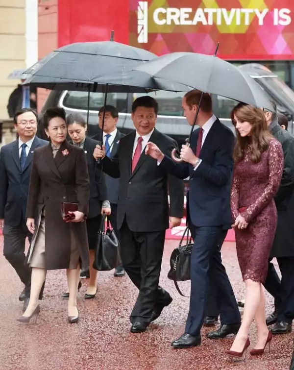 La duquesa y la primera dama de China, Peg Liyuan, tuvieron que lidiar con las inclemencias del tiempo, pero siempre manteniendo la formalidad y elegancia.