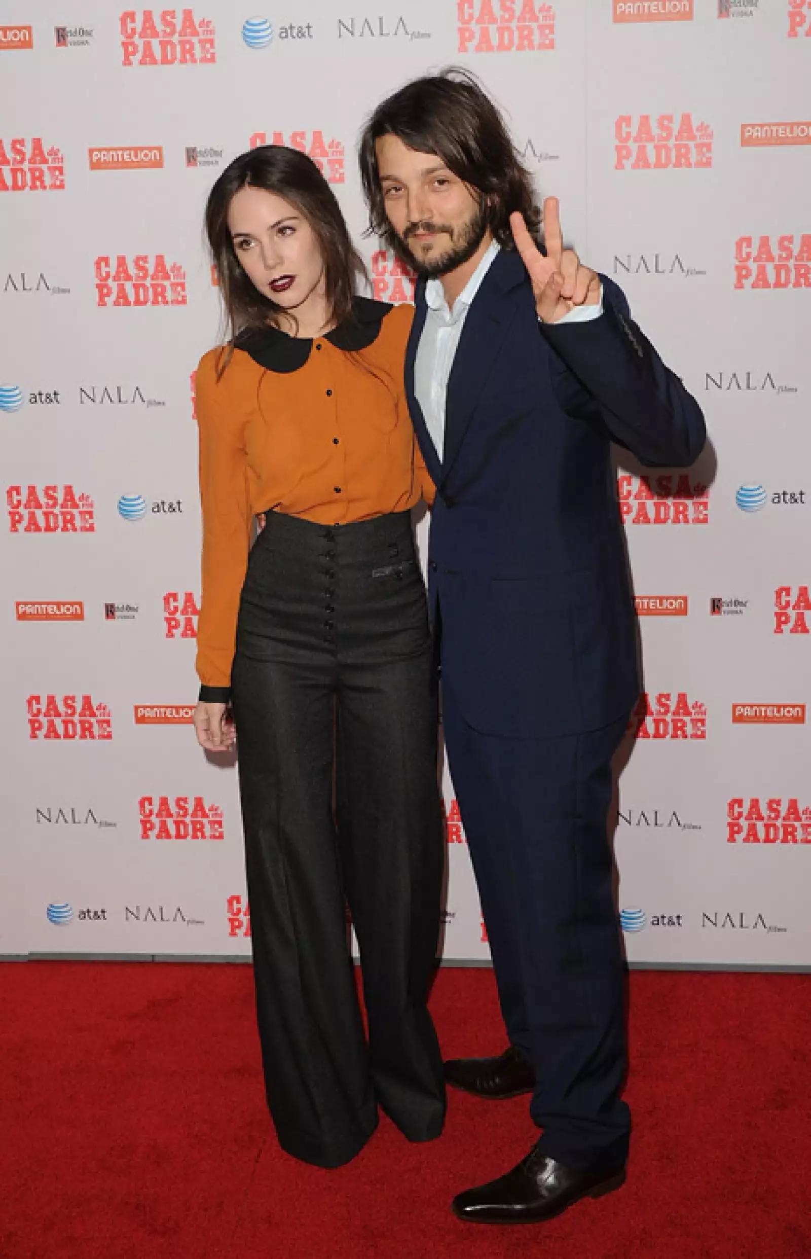 Camila Sodi y Diego Luna siguen felices y muy enamorados.