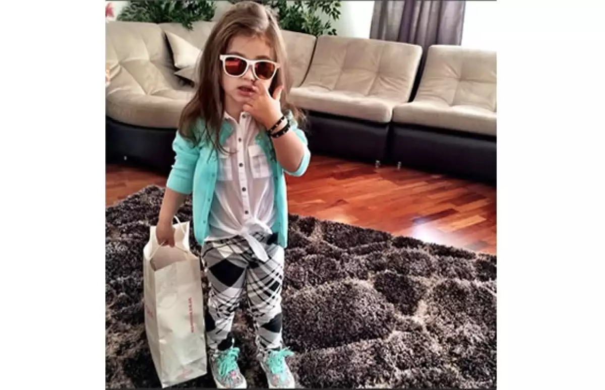 La hija de 4 años de Samoylova se deja poner lo que sea, le ayuda como inspiración a su madre para sus próximos diseños.