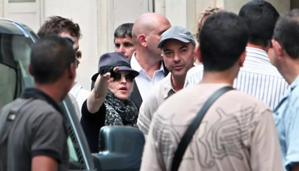 La cantante no se conforma con cantar y estar próxima a lanzar su nueva marca de ropa, sino que además le entra al cine y ya se encuentra en la Ciudad Luz para filmar la cinta "W.E."