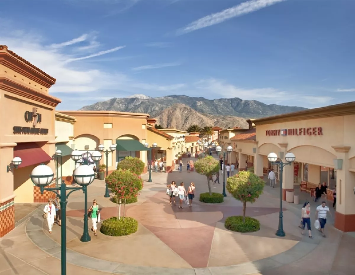 Desert Hills Premium Outlets.