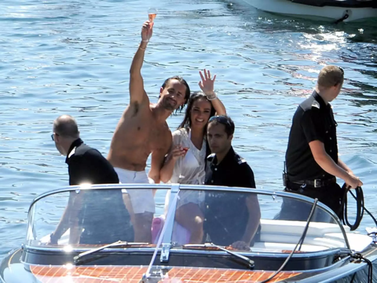 La cifra que circula al respecto de los gastos de la boda es de más de 3 millones y medio de euros, es decir, más de 4 millones de dólares. Pero para el enlace de Petra en 2010 se gastaron más de 6 millones de dólares.