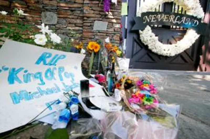 Admiradores y trabajadores de la prensa llegaron a Los Olivos, zona aledaña a la hacienda Neverland de Michael Jackson, con la esperanza de atestiguar el final de la historia de El Rey del Pop.