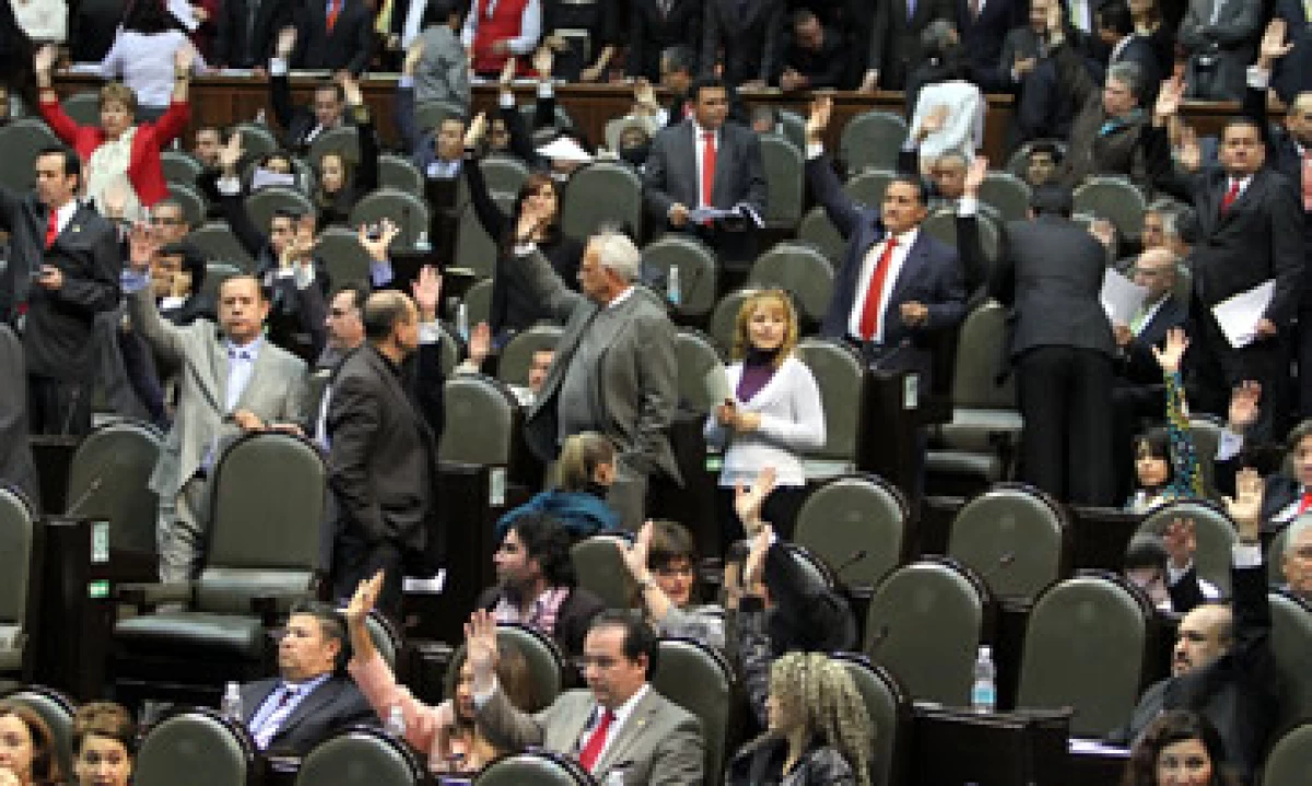 Emilio Chuayffet turnó al titular del Ejecutivo federal el decreto de Presupuesto de Egresos 2012, por un monto de 3 billones 706,922 millones 200,000 pesos. (Foto: Notimex)