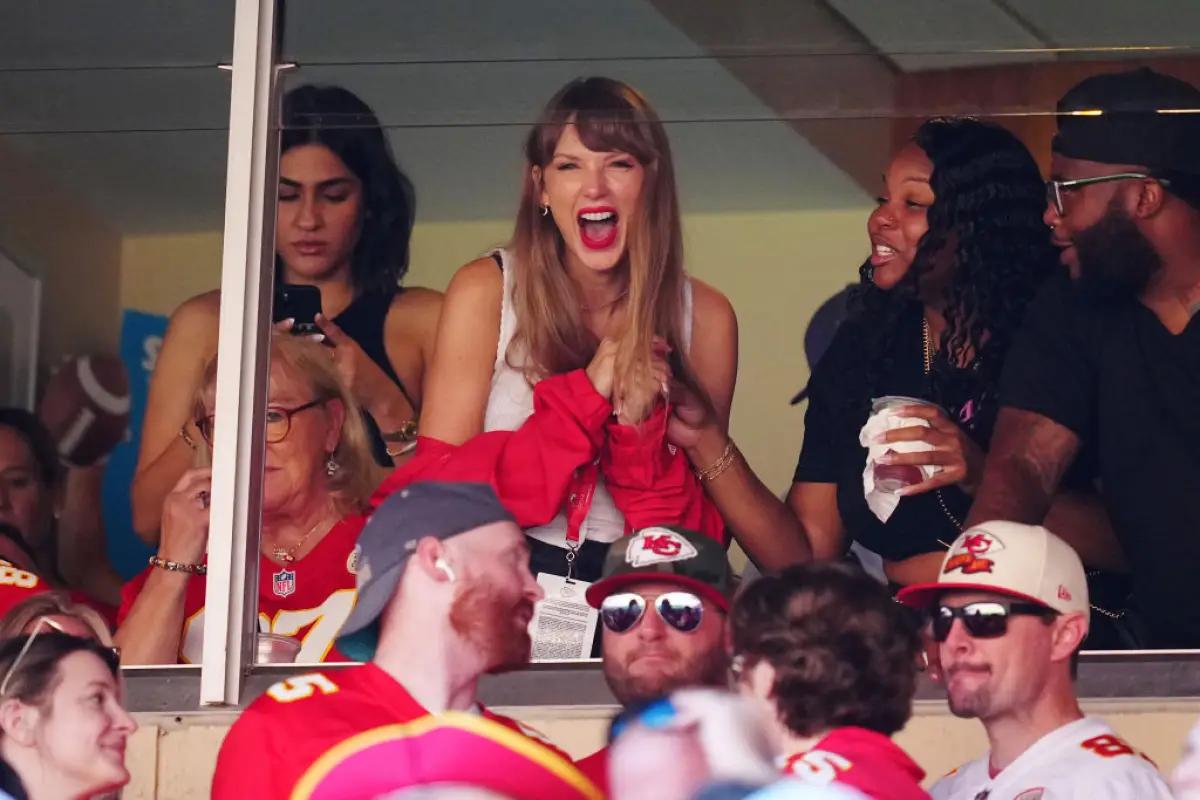 Foto de la primera vez que Taylor Swift asistió a un juego de la NFL, apoyando a Travis Kelce de los Kansas City Chiefs.