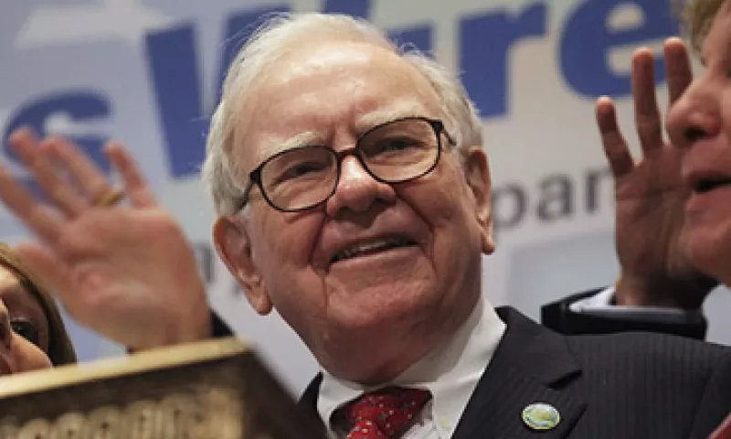 Warren Buffett, líder de Berkshire Hathaway, ha invertido en Bank of America, Wells Fargo, IBM, Intel y DirectTV.  (Foto: De CNNMoney)