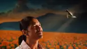 Javier observa un colibrí frente a un campo de cempasúchil en la campaña de Día de Muertos 2026 de Victoria.