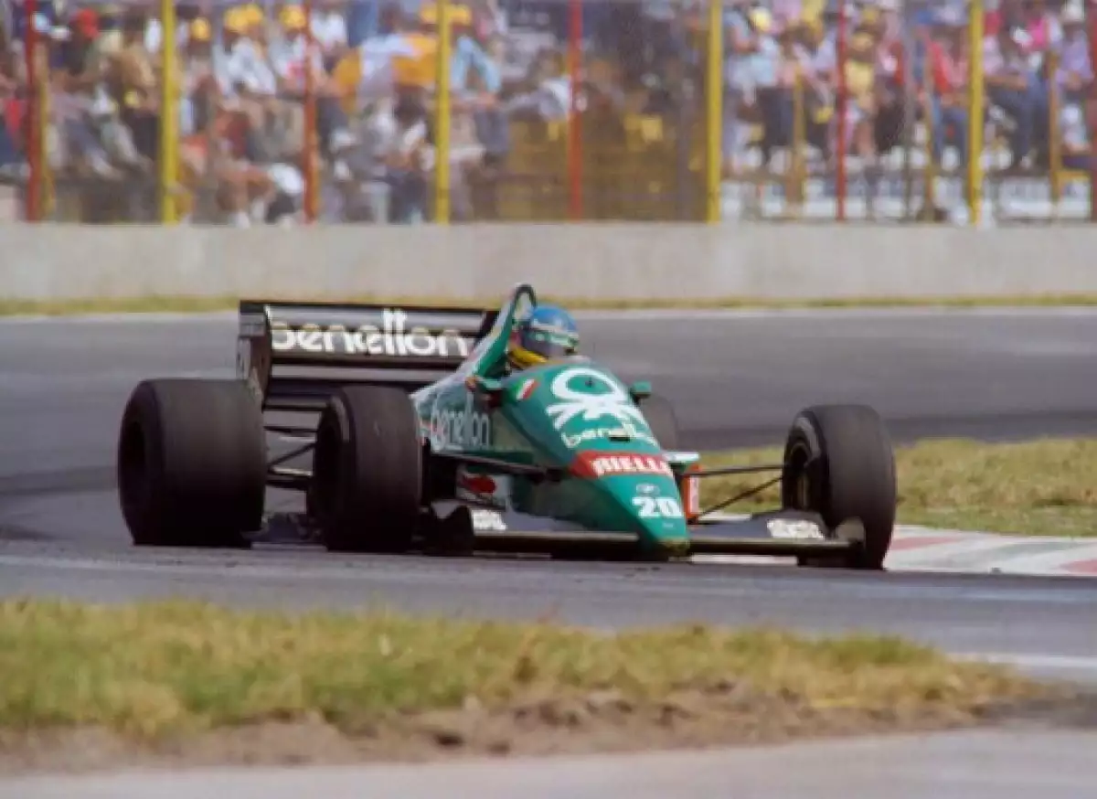 El austriaco Gerhard Berger conduce su Benetton-BMW a la victoria en el Gran Premio de México de Fórmula 1, el 12 de octubre de 1986. (DAVID HERNANDEZ / AFP)