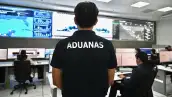 Un agente aduanal verifica operaciones en aduana. Foto: Aduanas México/Facebook.