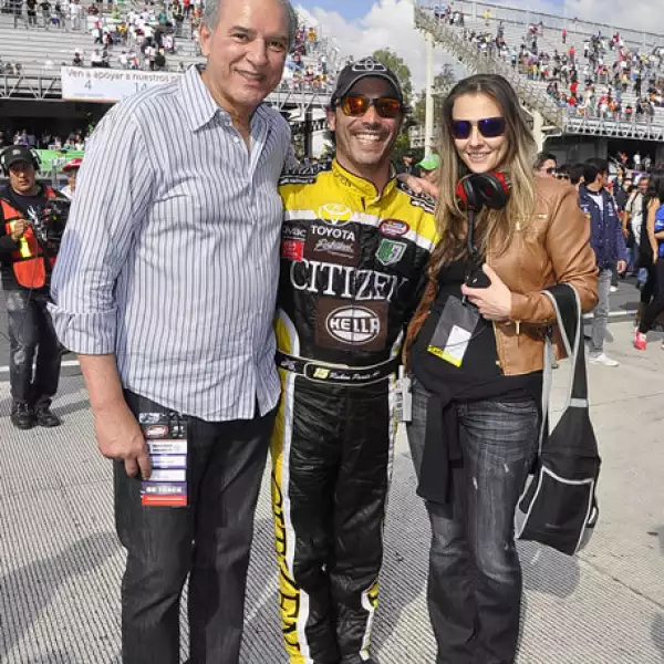 José Sabades de NASCAR Internacional con Rubén Pardo y Carolina Norris