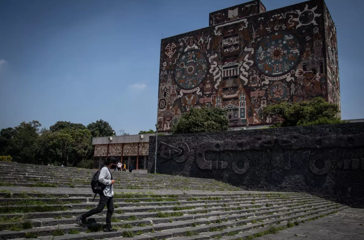 La UNAM sale del top 100 del ranking mundial 2022 de universidades. (Fachada de la biblioteca central de la UNAM)